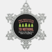 Boomglinstering en kinderen luisteren naar niets t tin sneeuwvlok ornament (Voorkant)