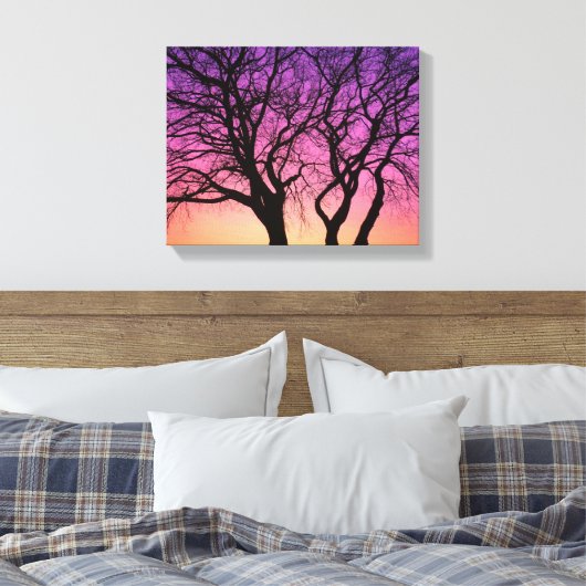 Boomsilhouetten in de zonsondergang - Canvas Print (Insitu (Slaapkamer))