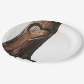 Boomstronk met Gesneden Hart Rustieke Minimalistis Papieren Bordje (Gekanteld)