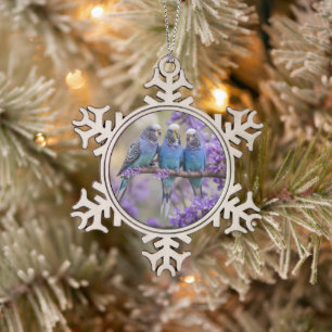 Boomtop Chatter: Blauwe Budgies in Jacaranda Tree, Tin Sneeuwvlok Ornament
