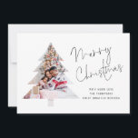 Boomvorm Foto 2026 Kalender Vrolijk Kerstfeest Feestdagenkaart<br><div class="desc">Tree Shape Family Photo 2026 Kalenderscript Vrolijk kerstfeest. Digitaal beschikbaar en geprint. Vier het seizoen in stijl met deze moderne kerstkaart met uw eigen afbeelding omlijst in een feestelijke kerstboomvorm! Dit minimalistische ontwerp van de vakantiepas plaatst uw familiefoto in het midden, genesteld in een wit boomsilhouet voor een frisse, eigentijdse...</div>
