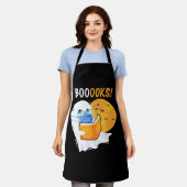 Booooks Halloween Ghost reading books and wearing Schort (Gedragen)