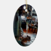 Boor machine bij raam keramisch ornament (Rechts)