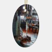 Boor machine bij raam keramisch ornament (Links)
