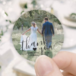 Boorfoto en elegant zwart script bedankt ronde sticker<br><div class="desc">Voeg een elegant gepersonaliseerde aanraking aan bruiloft toe dank u kaarten en de voordelen van de receptiepartij met deze douanefotofoons rond stickers/envelopzegels. Afbeelding, de namen van een paar, datum en hart zijn allemaal eenvoudig aan te passen. (AFBEELDING PLACEMENT TIP: Een gemakkelijke manier om een foto precies te centreren hoe u...</div>