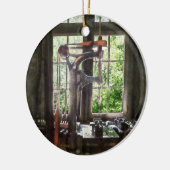 Boorpers via venster keramisch ornament (Links)