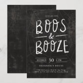 Boos en Booze Chalk Hand Lettered Halloween Party Kaart (Voorkant / Achterkant)