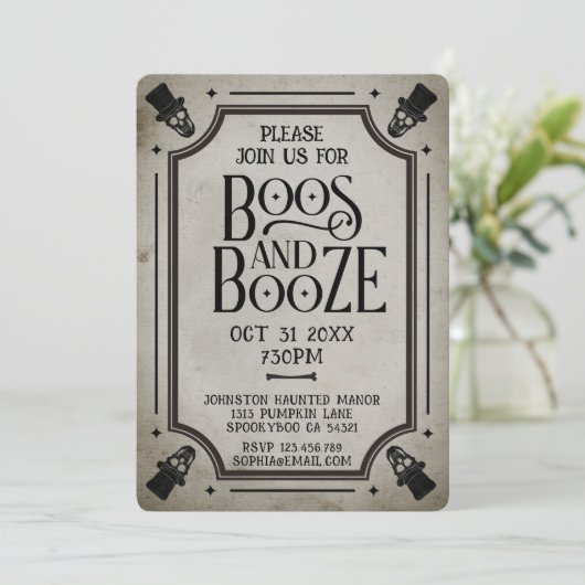 Boos en Booze Volwassen Halloween Party  Schedel Kaart (Staand voorkant)