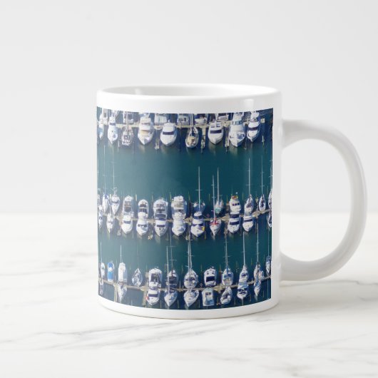 Boot haven luchtopname grote koffiekop (Rechts)