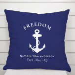 Boot Nautisch Anker Marine Blauwe Kapitein Familie Buitenkussen<br><div class="desc">Een modern buitenkussen met nautische thema's voor uw boot met een witte illustratie van een anker op een donkere marineblauwe achtergrond. U kunt personaliseren met de naam van uw boot,  een regel tekst voor de naam van de kapitein of familie of iets dergelijks,  en een locatie.</div>
