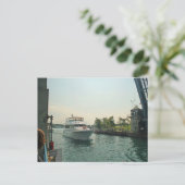 Boot onder een ophaalbrug, Charlevoix, Michigan Briefkaart (Staand voorkant)