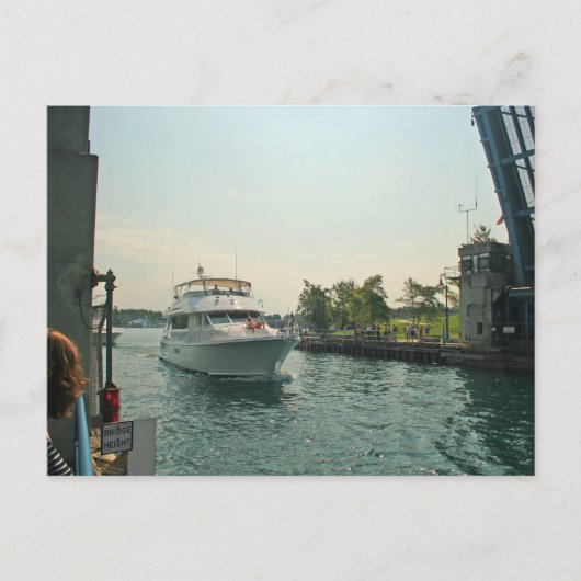 Boot onder een ophaalbrug, Charlevoix, Michigan Briefkaart (Voorkant)