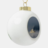 Boot op een mistige ochtend keramische bal ornament (Links)