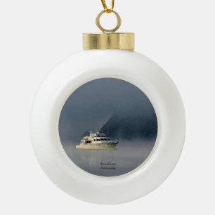 Boot op een mistige ochtend keramische bal ornament
