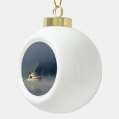 Boot op een mistige ochtend keramische bal ornament (Rechts)