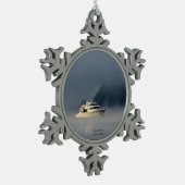 Boot op een mistige ochtend tin sneeuwvlok ornament (Links)