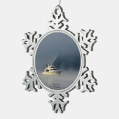 Boot op een mistige ochtend tin sneeuwvlok ornament (Rechts)