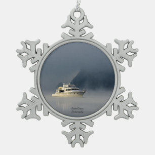 Boot op een mistige ochtend tin sneeuwvlok ornament