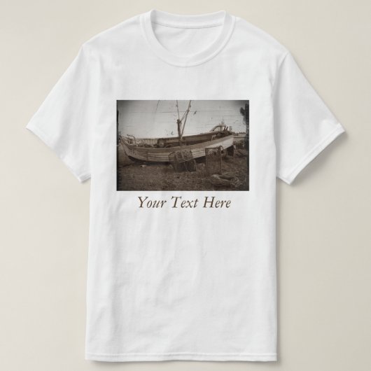 Boot op kiezelstrand kreeft potten antiek foto t-shirt (Design voorkant)