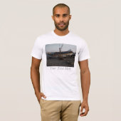 Boot op kiezelstrand kreeft potten gegraveerd Foto T-shirt (Voorkant volledig)