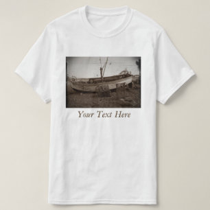 boot op peubble strand kreeft pots verouderde foto t-shirt