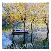 Boot verankerd tussen twee bomen op een meer perfect poster (Voorkant)
