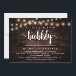 Boots and Bubble, Rustic Vrijgezellenfeest Celebra Kaart<br><div class="desc">Moderne Calligrafie Bridal douchekaart (Boots and Bubble),  in superieure dark wood string lights design themed. Nodig de gasten met deze perfecte Uitnodigingskaart uit. Voeg de gegevens van uw vrijgezellenfeest toe in de bijbehorende formulering.</div>
