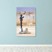 Boots, geweer, hondenlabels en beschermende helm canvas afdruk (Insitu (Houten vloer))