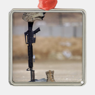 Boots, geweer, hondenlabels en beschermende helm metalen ornament