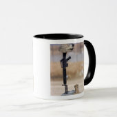 Boots, geweer, hondenlabels en beschermende helm mok (Voorkant rechts)