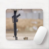 Boots, geweer, hondenlabels en beschermende helm muismat (Met muis)