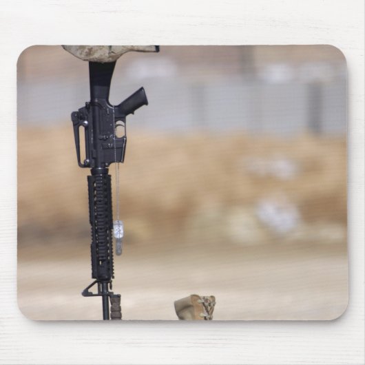 Boots, geweer, hondenlabels en beschermende helm muismat (Voorkant)