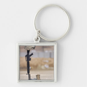 Boots, geweer, hondenlabels en beschermende helm sleutelhanger