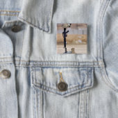 Boots, geweer, hondenlabels en beschermende helm vierkante button 5,1 cm (In situ)