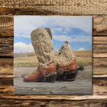 Boots & Spurs Tegel Tegeltje<br><div class="desc">Een prachtige Wyoming sky is het decor voor deze foto van versleten westerne laarzen compleet met echte op maat gemaakte zilveren sporen, compleet met 1880's Mexicaanse peso's voor handdoeken. Een perfect cadeau-idee voor de cowboy, cowgirl of iedereen die van het Westen houdt!</div>