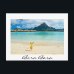Bora Bora tropical cocktail briefkaart<br><div class="desc">Briefkaart met een tropische zegel op de Beach cocktail op het strand van een luxe bungalow-toevluchtsoord in de heldere blauwe lagune van het eiland Bora Bora, vlakbij Tahiti in Frans-Polynesië.</div>