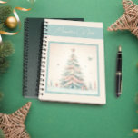 bord Merry Christmas gepersonaliseerd Notitieboek<br><div class="desc">Voeg een vleugje gepersonaliseerde nostalgie toe aan uw vakantieseizoen met ons Bleke Merry Christmas Personalized Notitieboek. Dit charmante notitieboek heeft een tijdloos ontwerp met aanpasbare elementen, waardoor u een unieke aandenken kunt creëer die de sfeer van yuletide joy vastlegt. Of het nu wordt gebruikt voor het opvoeren van feestelijke plannen,...</div>