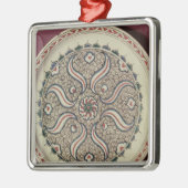 Bord met een vlampatroon versierd metalen ornament (Links)
