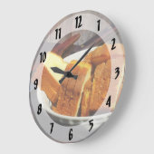 Bord met gespleten brood en mesjes grote klok (Hoek)