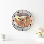 Bord met gespleten brood en mesjes grote klok (Huis)