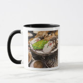 Bord met verse kerstkoekjes mok (Links)