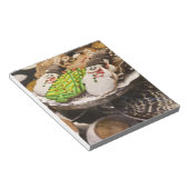 Bord met verse kerstkoekjes notitieblok (Schuin)