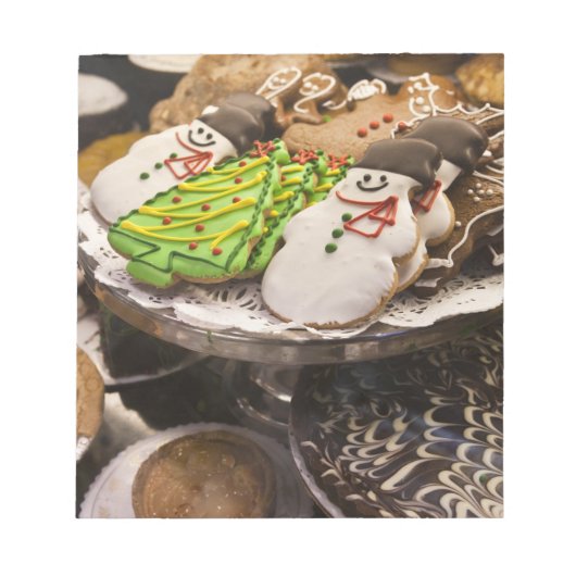 Bord met verse kerstkoekjes notitieblok (Voorkant)