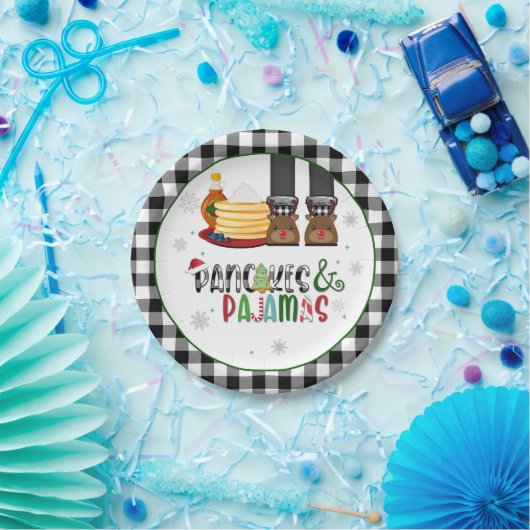 Bord van pannenkoeken en pyjama's voor kerstfeestd (Feest)