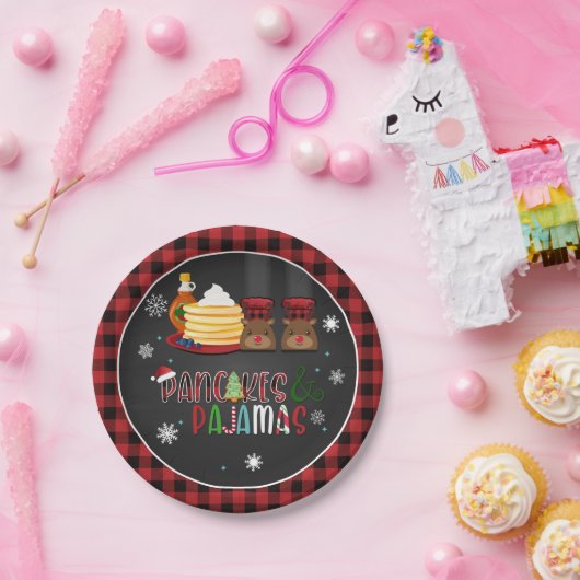 Bord van pannenkoeken en pyjama's voor kerstfeestd (Feest)