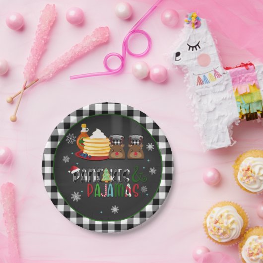 Bord van pannenkoeken en pyjama's voor kerstfeestd (Feest)