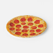 bord van pepperoni pizzapapier voor dat pizzafeest (Gekanteld)