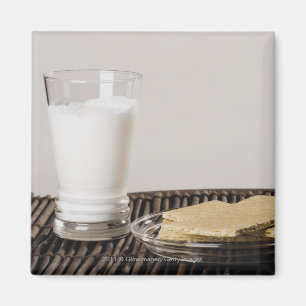 Bord van snacks met een glas melk magneet