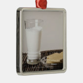 Bord van snacks met een glas melk metalen ornament (Rechts)
