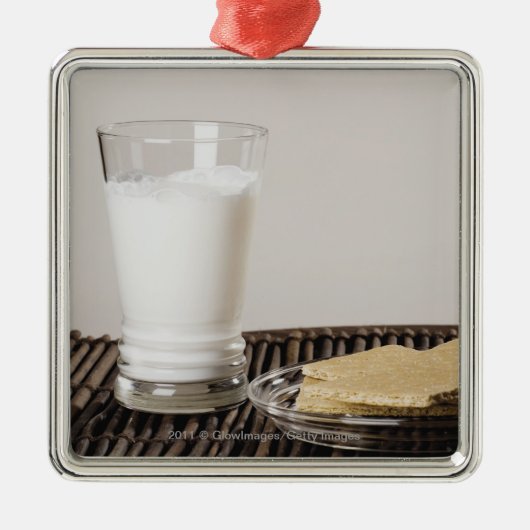 Bord van snacks met een glas melk metalen ornament (Voorkant)